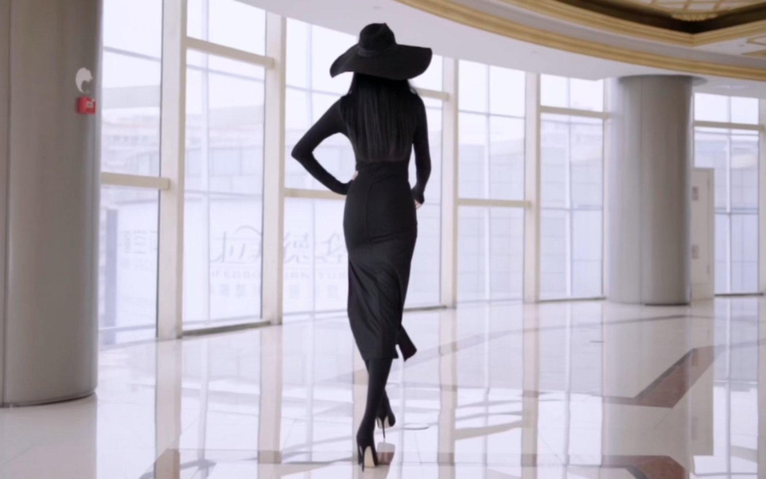 Who do you think looks like this outfit?