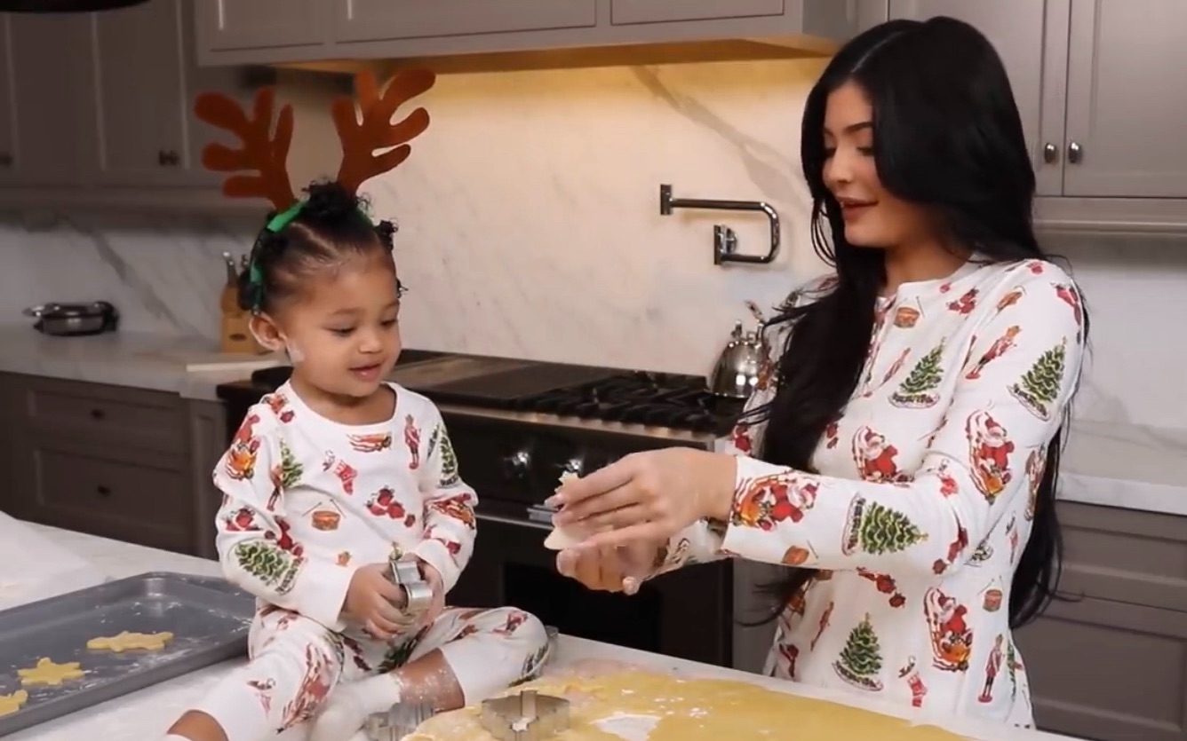kyliejenner孩子,kyliejenner凯莉 kyliejenner和女儿一起做圣诞饼干stormi的节日实况christmascookies