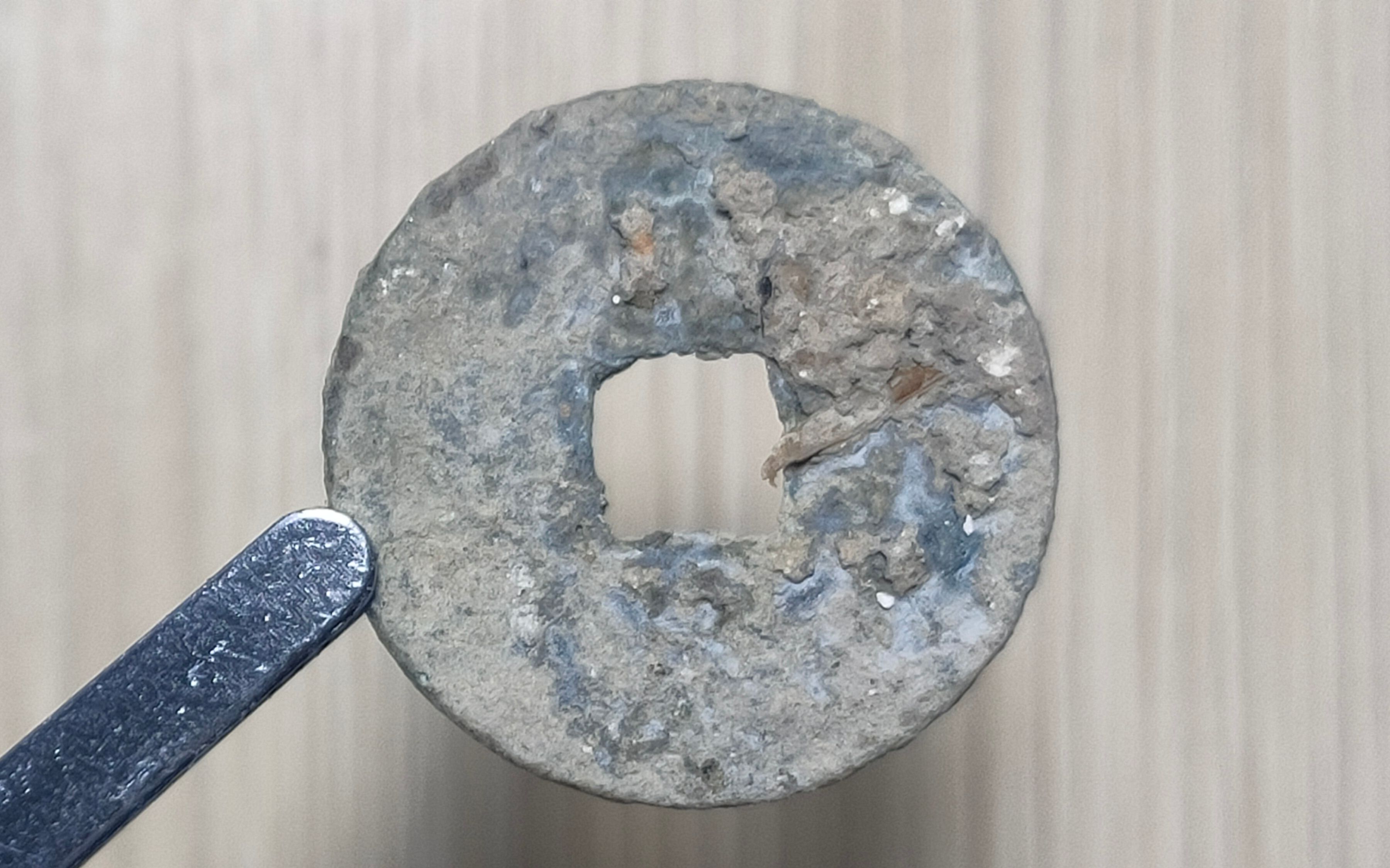 田野里干农活捡到一枚铜钱，清理过后是三百多年前的古币，整理一下