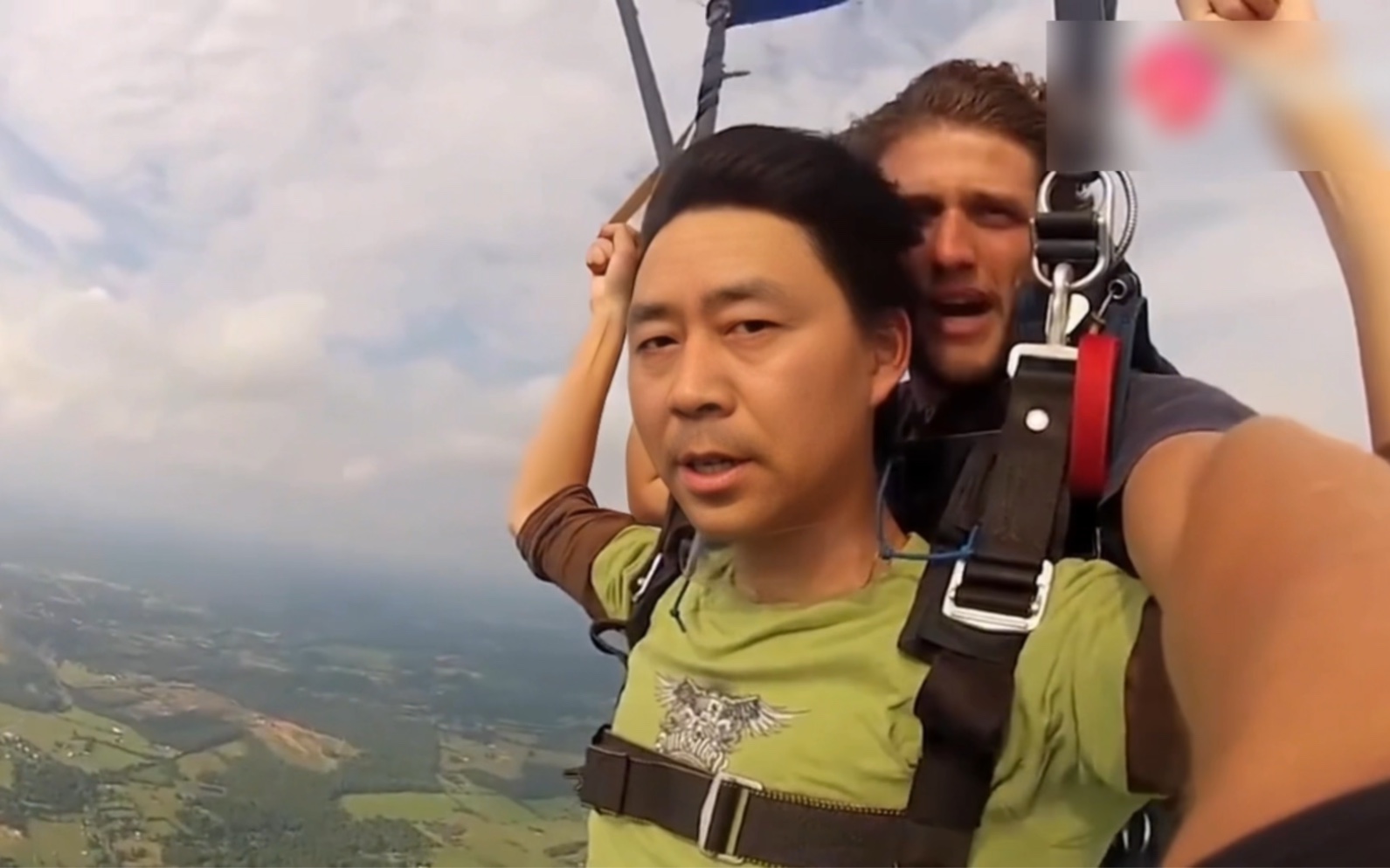 69岁 第一次跳伞，吓的当场晕厥，直反白眼，