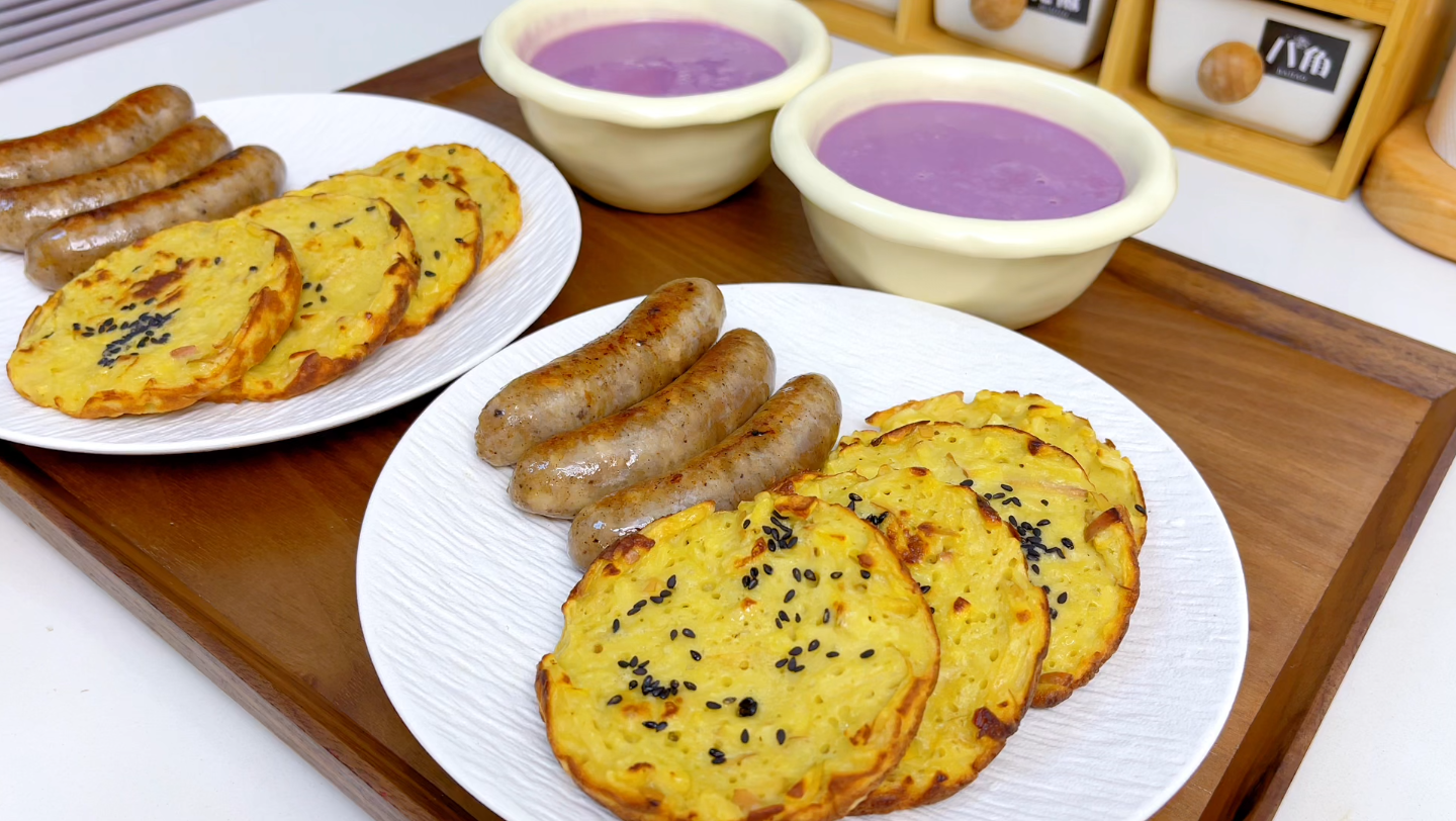 早起给家里的两个小学生做早餐～苹果丝鸡蛋饼+鲜肉肠+紫薯米糊，孩子们很喜欢