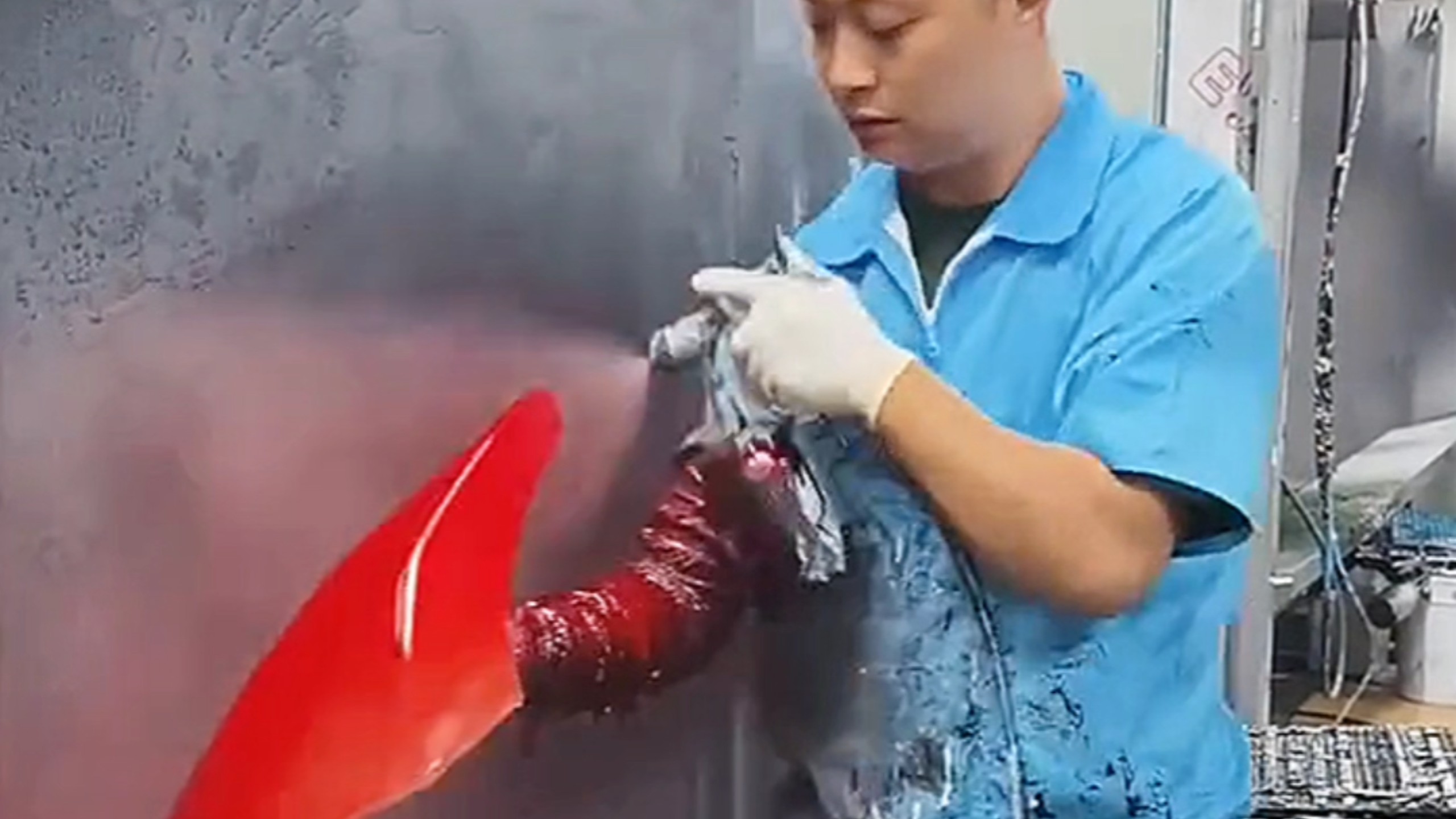 大哥喷漆神操作，不戴口罩吗？