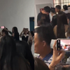 球赛结束200名女生围观男生换衣服，主场男生：丢人，还有人拍照