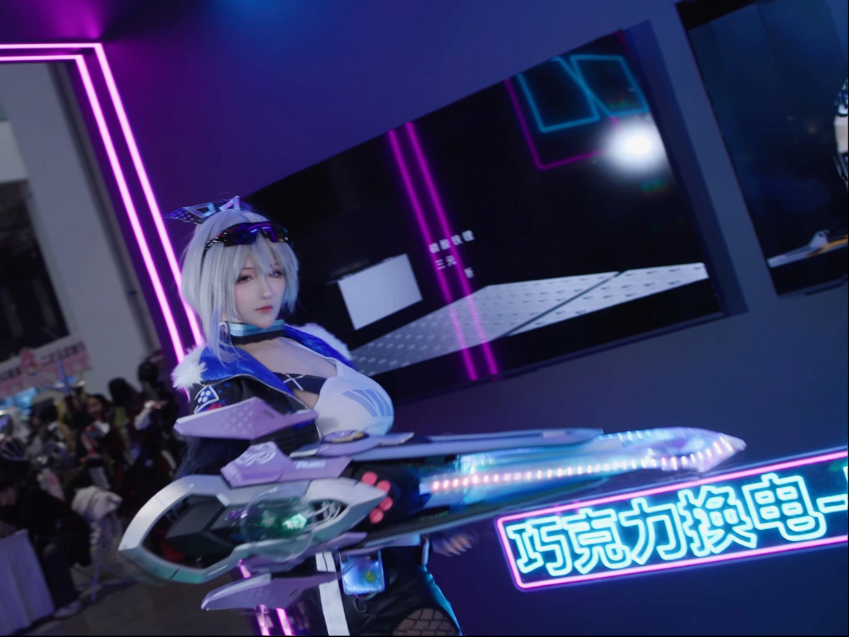 Comic-Con Adventure: Silver Wolf Meets Chocolate Batteries with a 99-Second Power Change