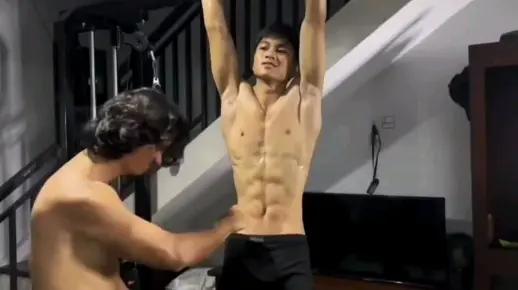 东南亚小哥腹肌抗击打