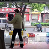 女子店内扫自己收款码付钱，身上藏音响播报收款信息迷惑店家