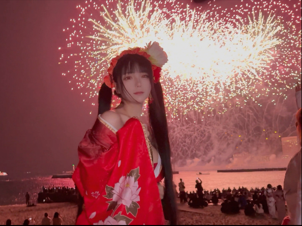 What is the experience of traveling vlog cos Madoka to attend the Atami Centennial Flower and Fire Festival in Japan?