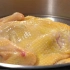 广东一位70岁老厨师分享正宗隔水蒸鸡的做法，鸡肉爽滑鲜嫩多汁