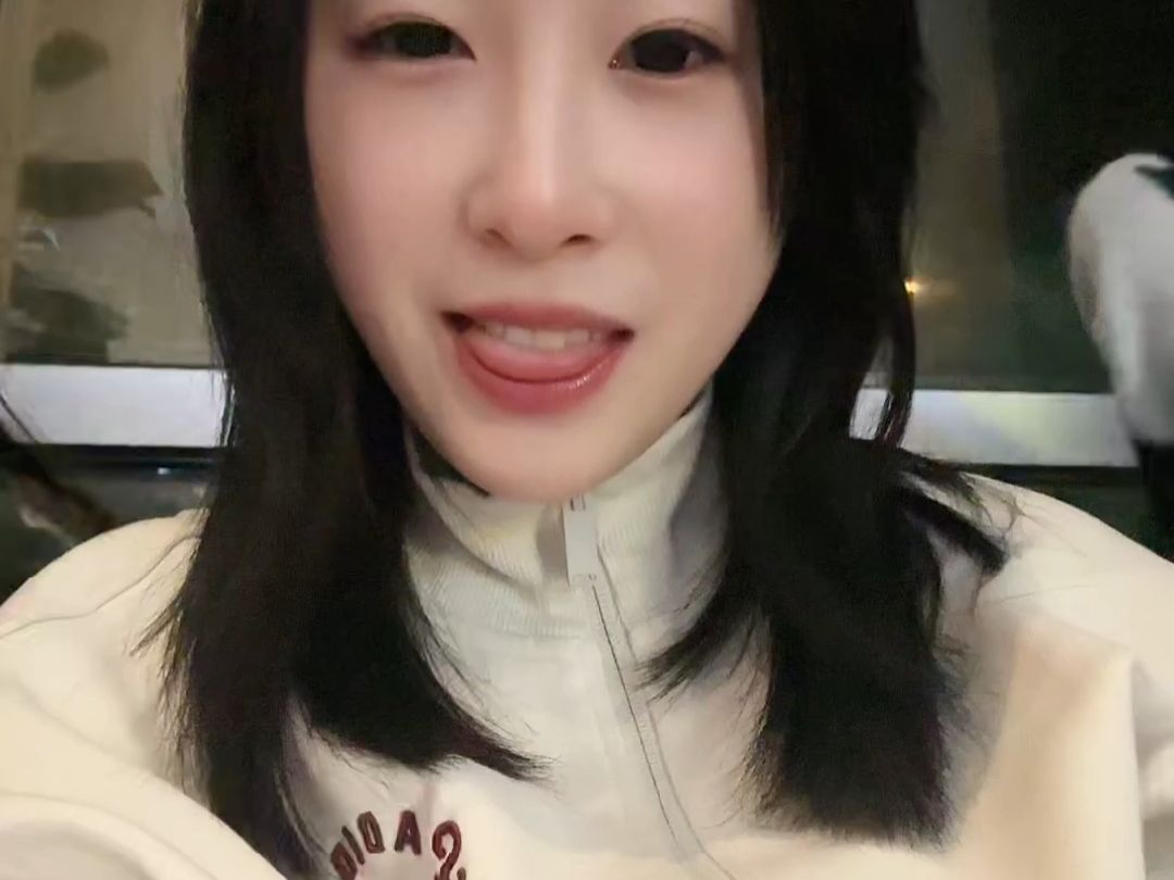 [直播].[原画].[下季].[354557984775].[鲜花_翻白眼].[20240101153622]