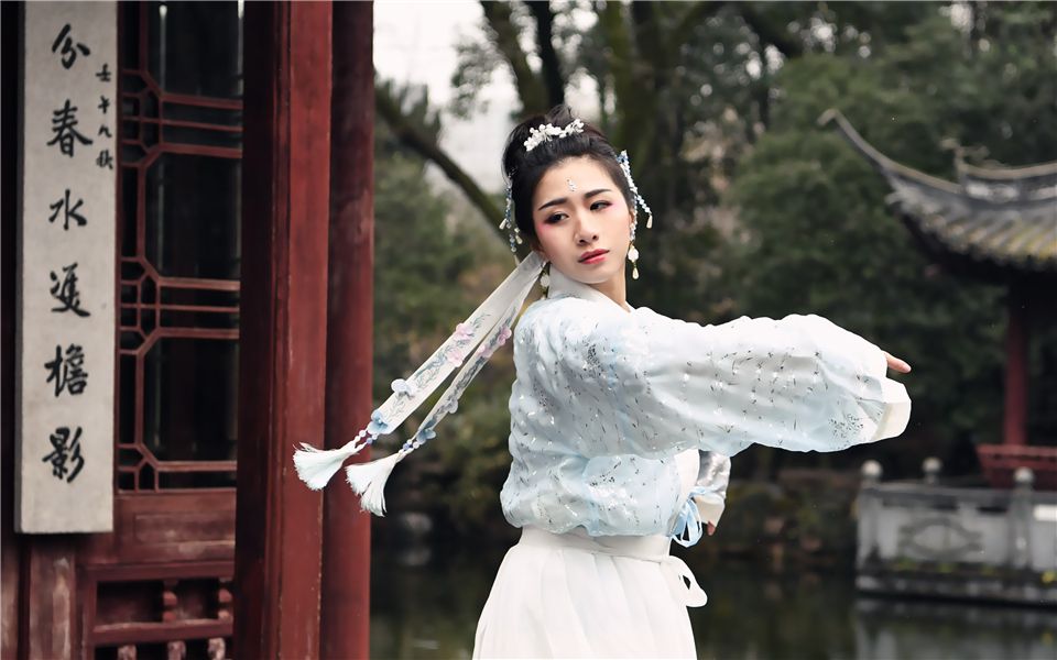 【冬小蜜《飞雪玉花《凤舞九天》预告,这场雨下的我笑8出来