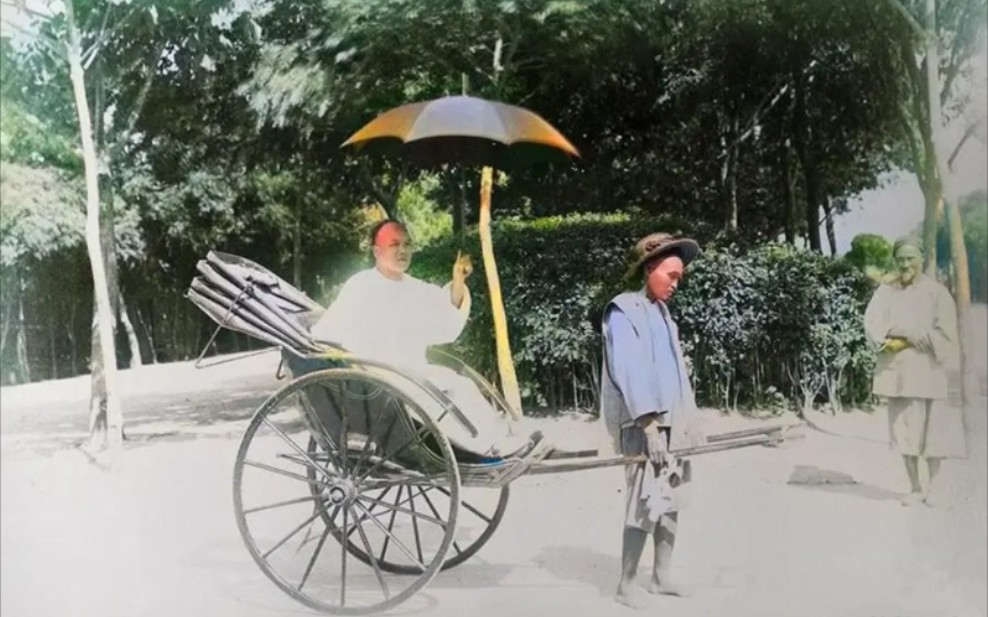 清末旧影：街头拔牙粗暴，贵妇洗小脚，富态少爷撑洋伞坐黄包车