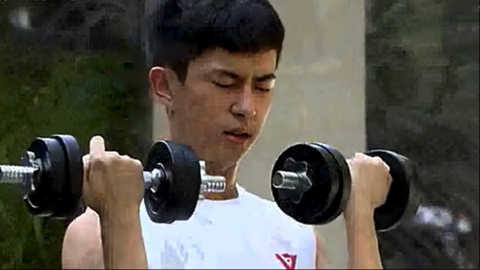 于朦胧城堡体能训练课 甩战绳做俯卧撑