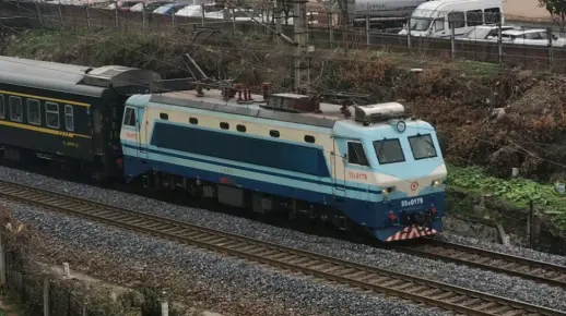 24春运首班K4177 险些被旧故里的K788挡完