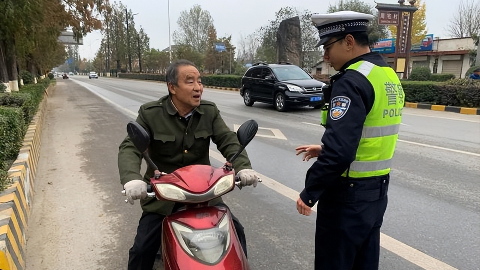骑电动车不戴头盔被罚款50，大爷反问一句话，交警愣住了