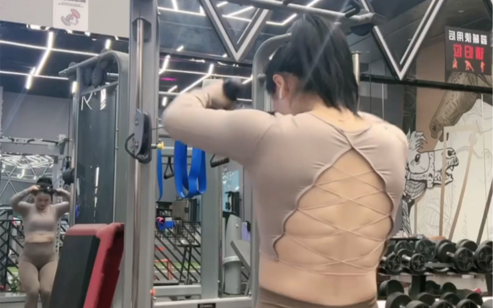 Strawberry chicken breast: gym shoulder and back training.