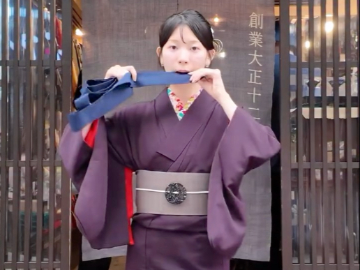 这日本小姐姐在干嘛