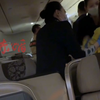 男子想免费给保姆升舱遭拒后大闹飞机，航班取消近300名乘客滞留