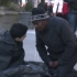 【 街头实验】流浪儿童在纽约街头零下15°寒风中乞讨 @柚子木字幕组