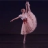 经典芭蕾舞剧《葛蓓莉亚》一幕变奏｜这段表演太轻盈灵动了，小姑娘的身材一看就是芭蕾的好苗子！?