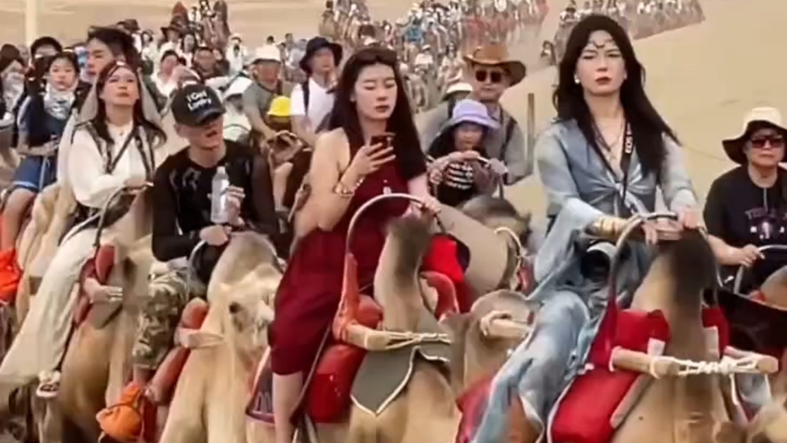 五一知道的是去旅游，不知道的以为是攻打匈奴！我终于知道为什么中国只有14亿人，却有着30亿人的体感了，我再也不敢五一出来玩了！