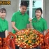 越南姑娘小粉回家帮妈妈干农活三天，她今天回来，还带甘蔗请团队吃。