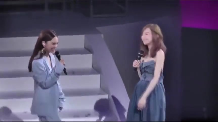 王心凌与杨丞琳合唱《当你》时问道，李荣浩哪里去了？