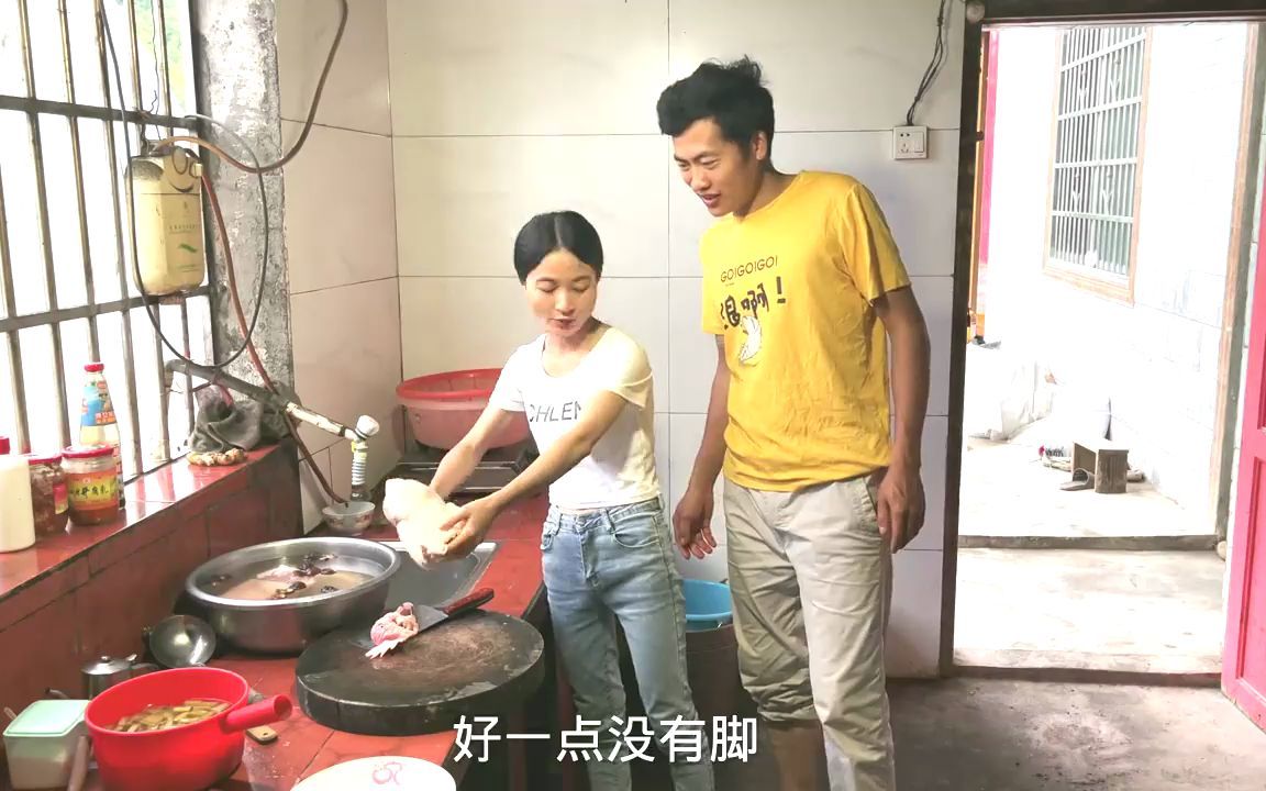 小凤今晚给小勇做最后一顿饭,明天就没这个待遇了,小勇瞬间哭了