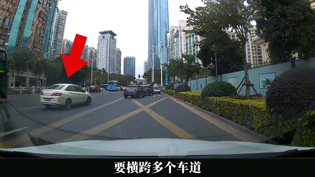 这种明明提前进入辅路可以更加安全方便的行驶，没提前进入被坑了