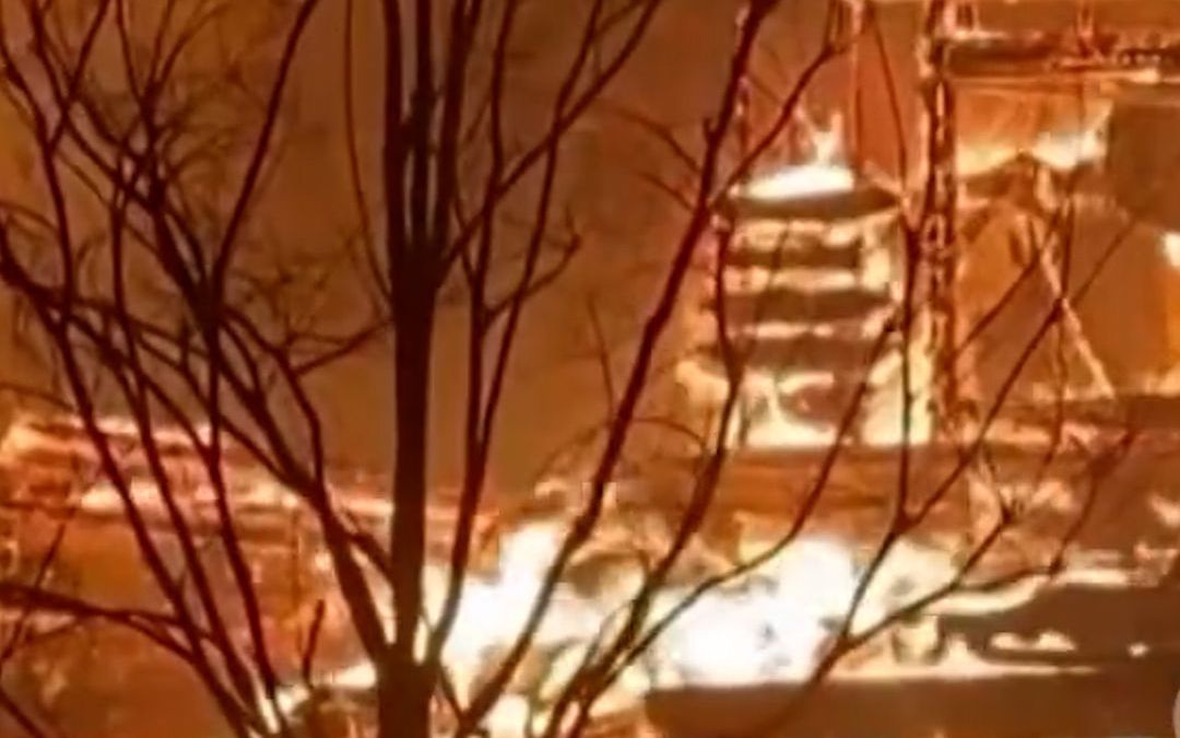 洛杉矶富人有钱能让山火改道：和废墟一街之隔 高档店铺毫发未损