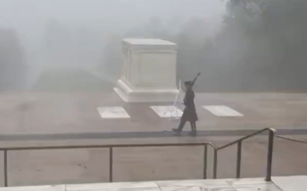 在暴风雨中站岗的美国阿灵顿国家公墓卫兵