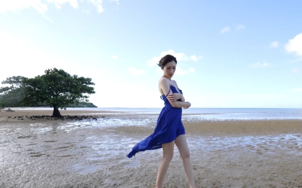 The wind was blue on the beach.