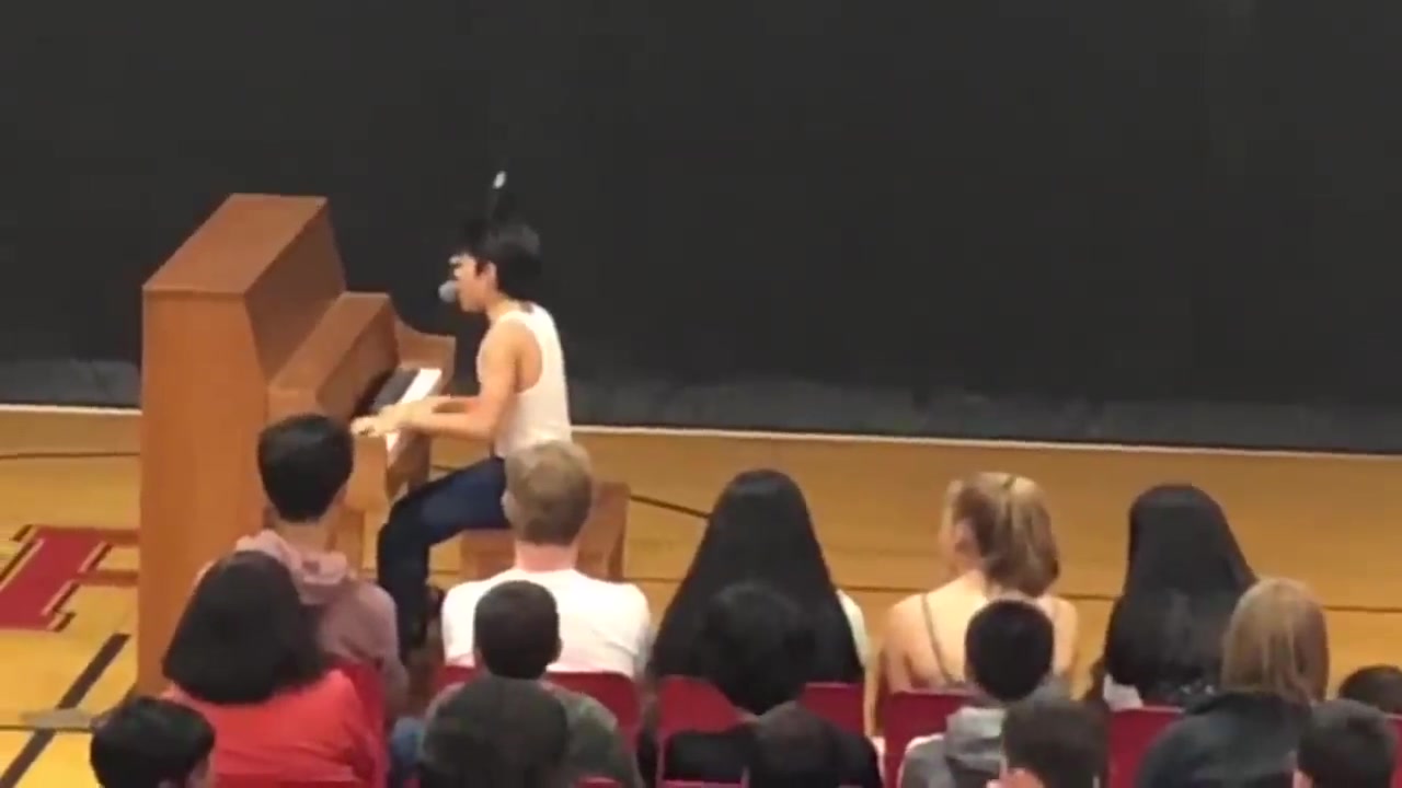 【油管搬运】国外中学校园某学生在才艺表演现场上模仿了牙叔的《波西米亚狂想曲》！！！这也太秀了~