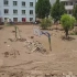 郑州一学校被淹，淤泥几十公分厚，2000名志愿者清淤！