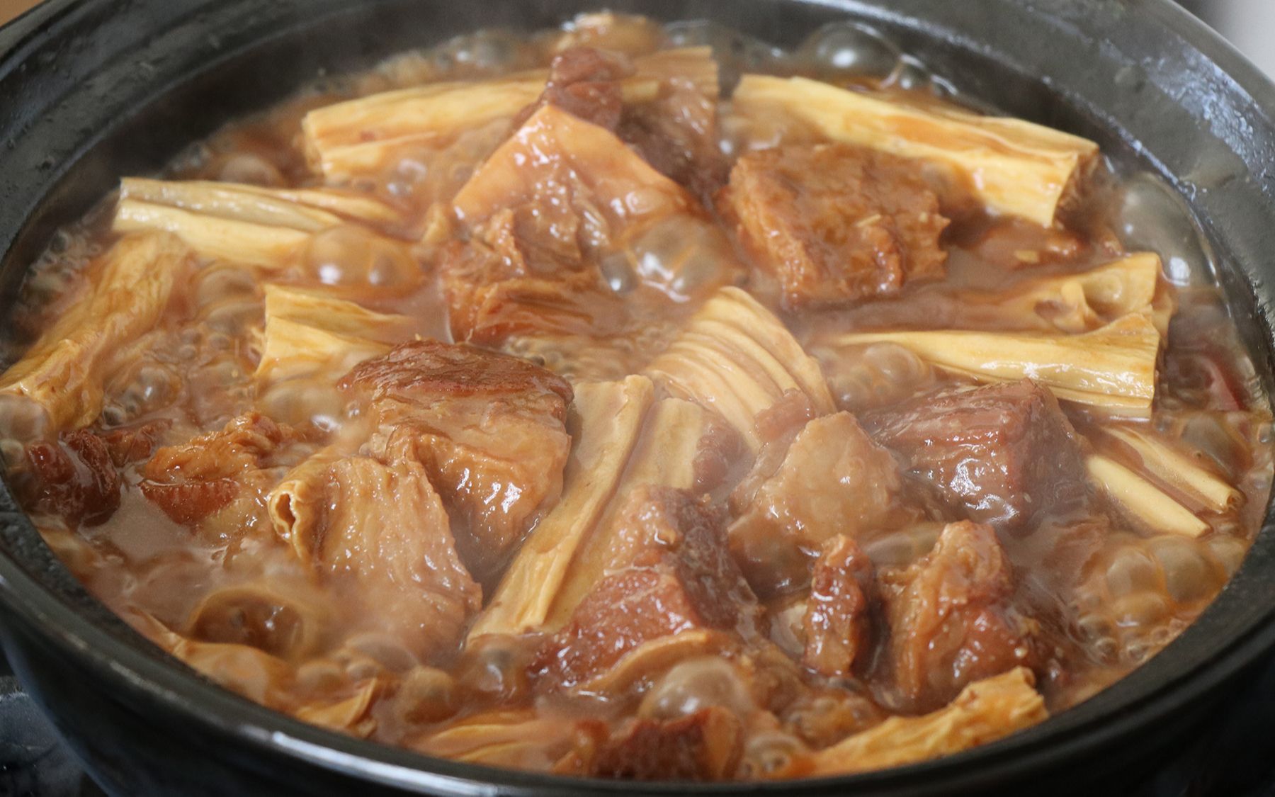广州砂锅牛腩的做法，出锅香味四溢，满满一锅连汤汁都吃完