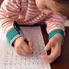 两个小宝宝可真爱学习，一个在画画，一个在学数字，太可爱了