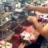 中国工厂是如何生产塑料花的，全靠流水线上工人的双手！