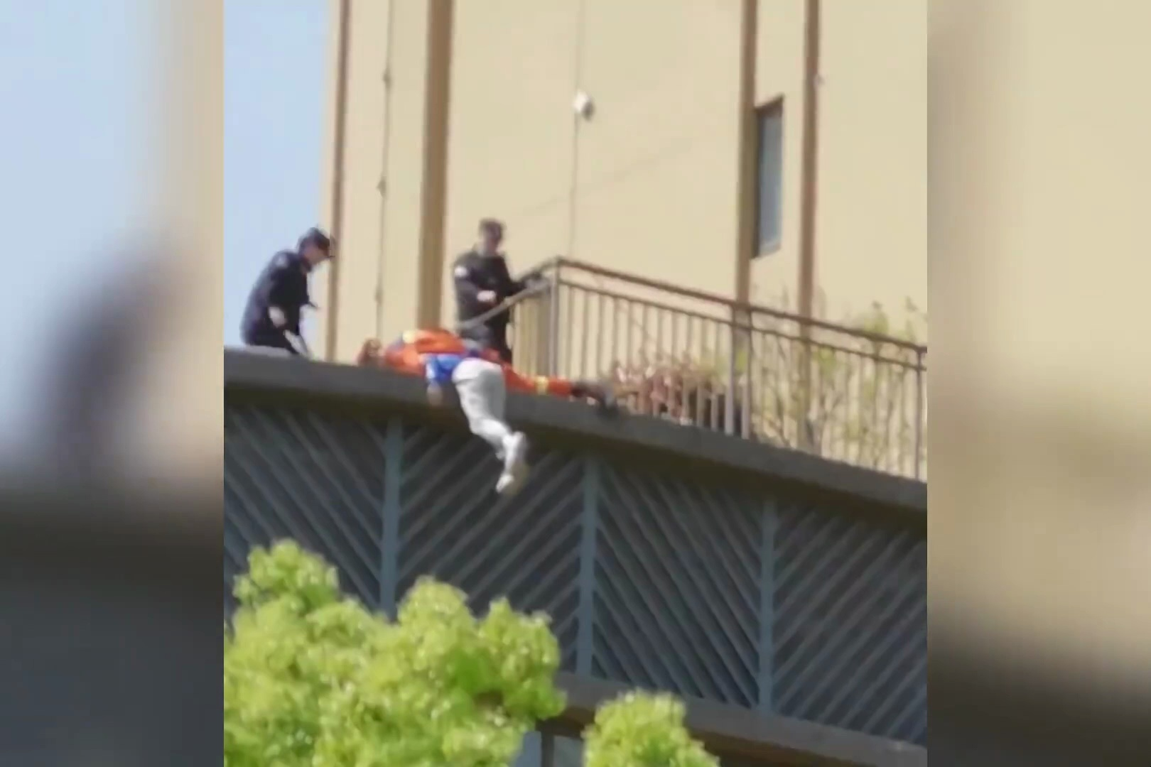 愿每次出警都能平安归来，致敬消防战士！