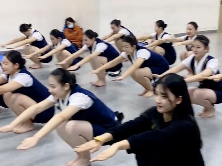空乘礼仪 深蹲练习