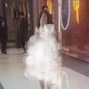 年轻女子竟然赤身裸体在商场里晃悠，有路人拍摄