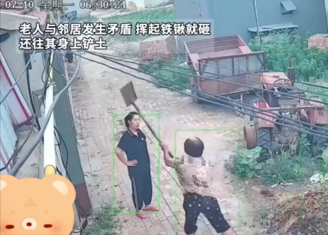 监控下的一幕！邻居之间有矛盾，老人用铁锹打人、还往她人身上洒土，真的是坏人变老了……