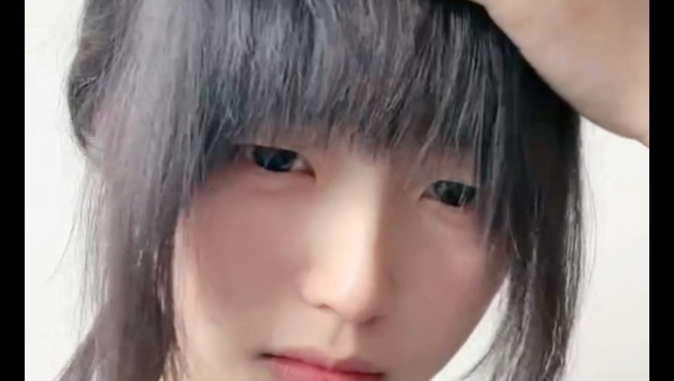 刘海剪毁了。求原谅。长出来就更新。