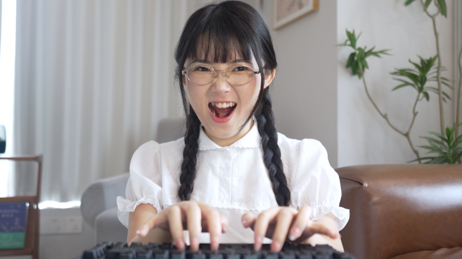 致全世界最难杀的同人女。