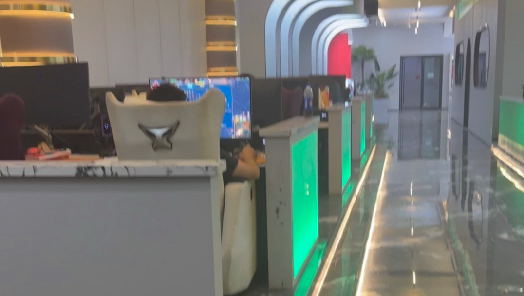 刚到这职业病犯了 看看新疆阿勒泰网吧啥配置 七块五毛钱一小时