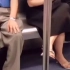 地铁上一老人手抖不止，自己无法控制