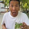 姐姐和弟弟给爸爸泡茶喝