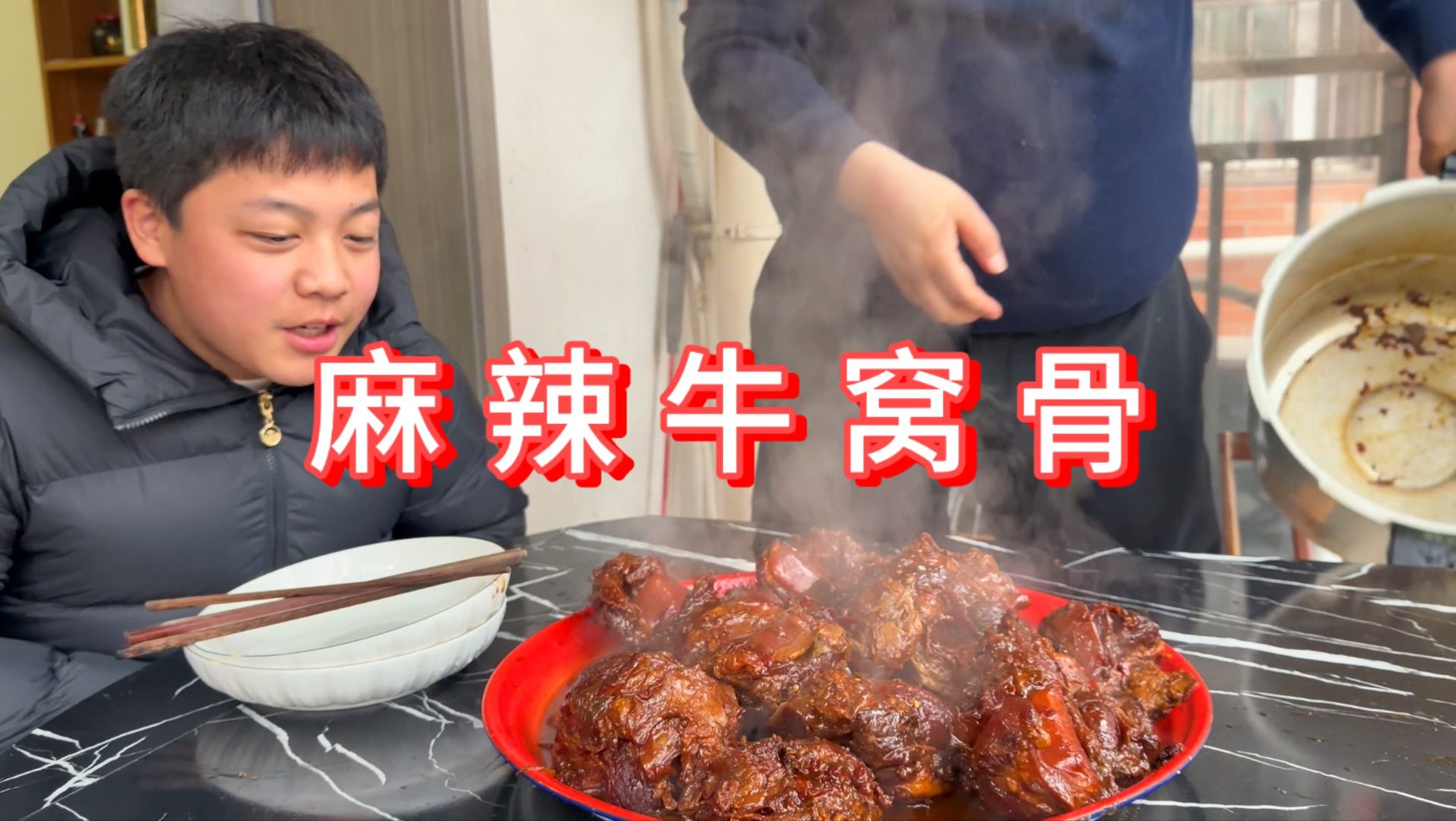 胖龙1200给儿子买身衣服，在家炖一锅牛窝骨，爷俩吃的美美的