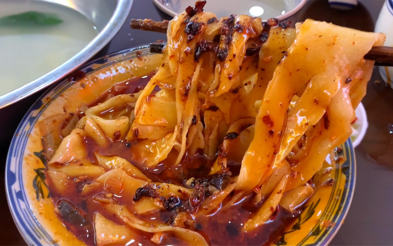 从上海回西安，吃肉吃面吃甜品，蘸水面5.9元一盆，西红柿鸡蛋油泼辣子蒜汁再加点醋