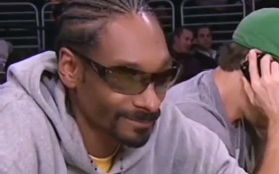 狗爷Snoop Dogg在湖人主场即兴创作圣诞rap