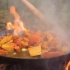 在森林里生火烤肉