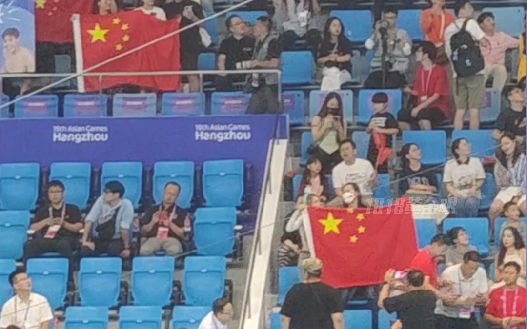 中国游泳队一晚上包揽7金，全场响起《歌唱祖国》，久久不散
